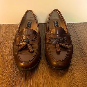 Mens 9.5 Classic, stylish, brown leather loafers.